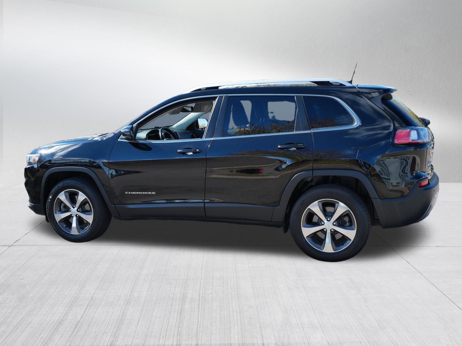 Used 2019 Jeep Cherokee Limited w/ Luxury Group AWD/4WD image 4
