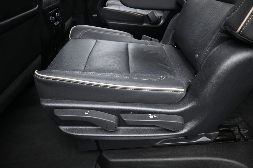 Used 2023 Chevrolet Suburban Premier AWD/4WD image 33