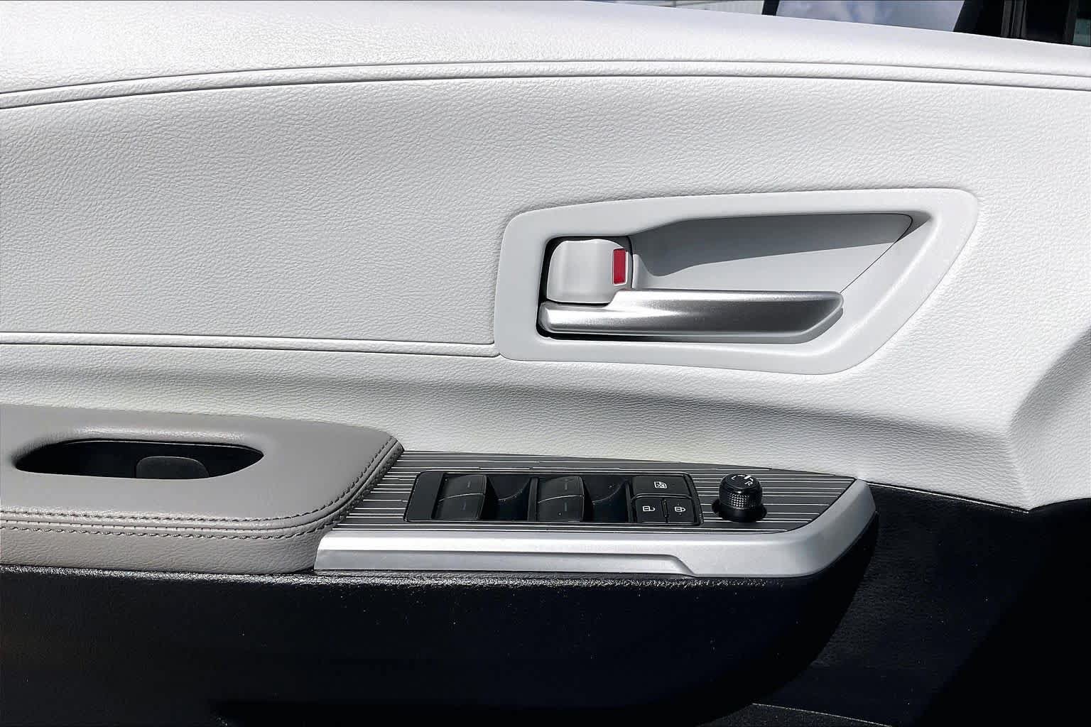 Used 2025 Toyota Sienna XLE FWD image 28