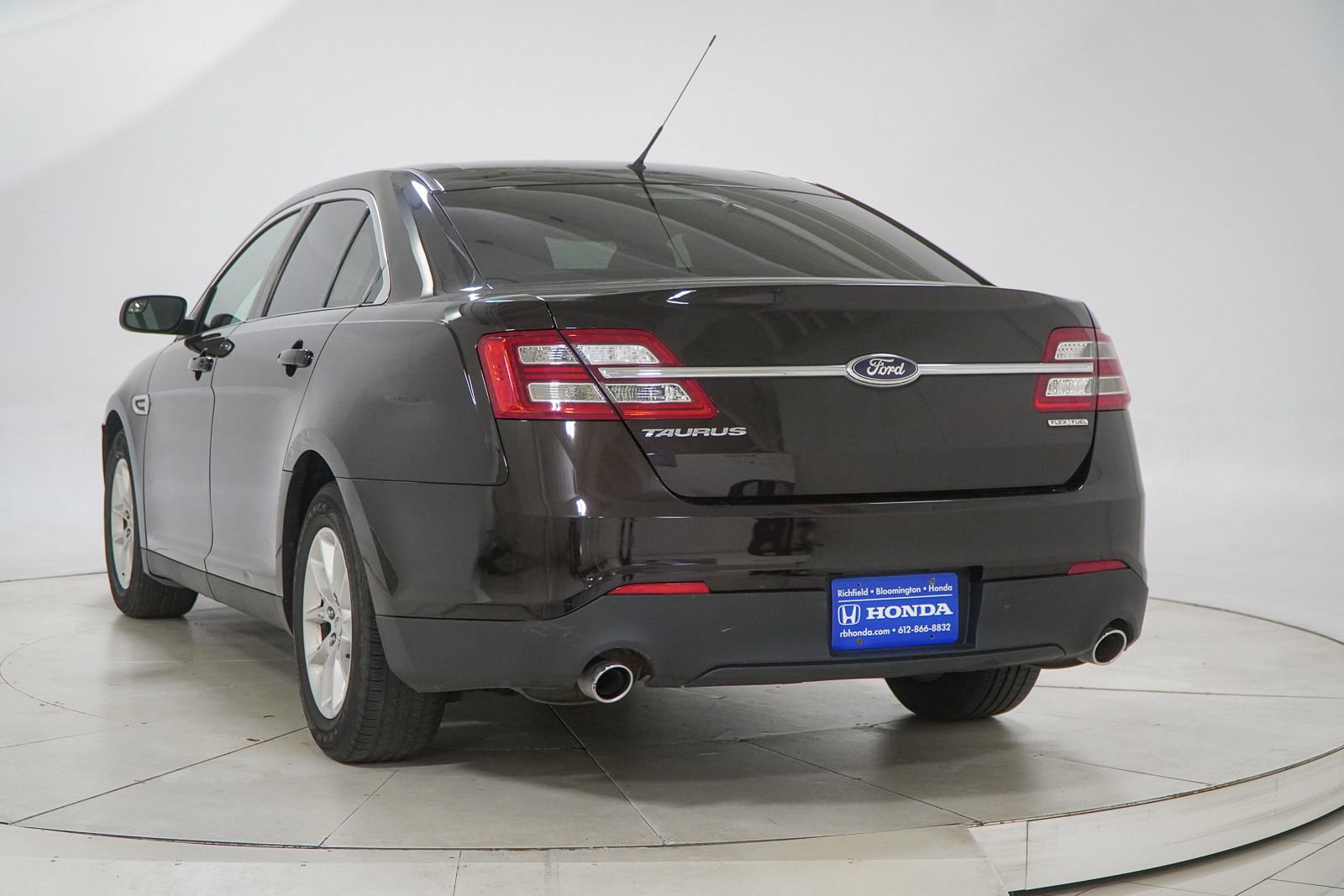 Used 2014 Ford Taurus SE FWD image 7