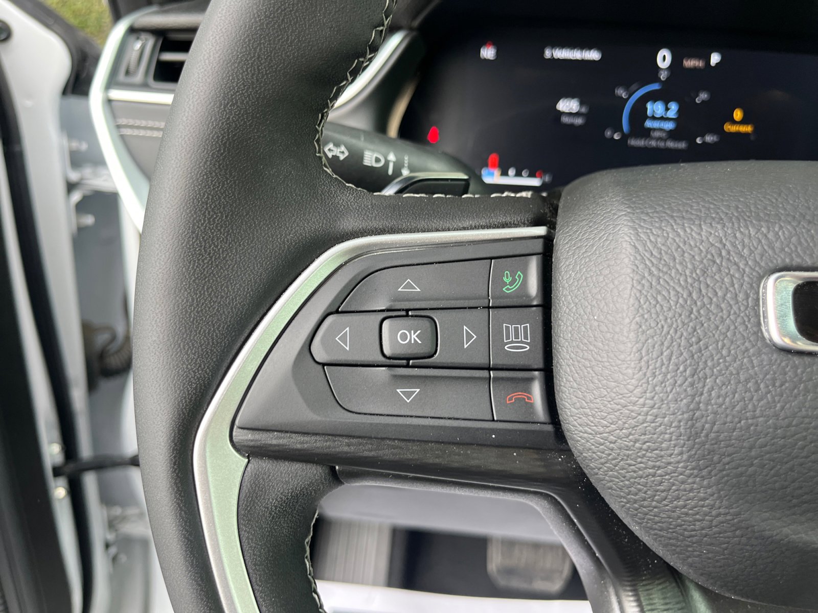 Used 2025 Jeep Grand Cherokee L Laredo image 17