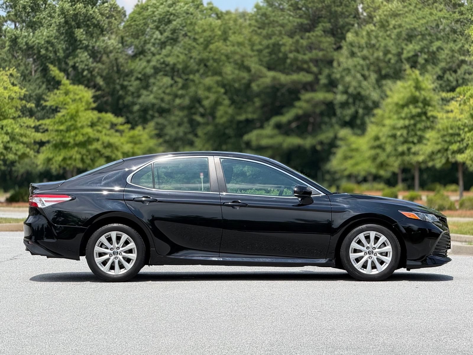 Used 2018 Toyota Camry LE FWD image 12