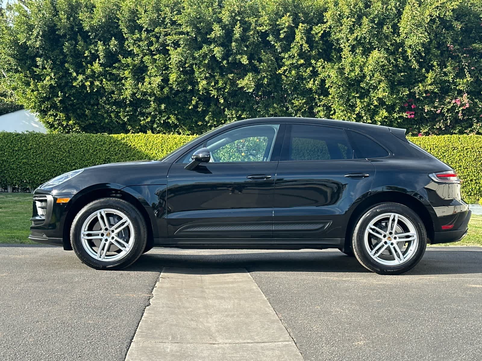 Certified 2025 Porsche Macan AWD/4WD image 2