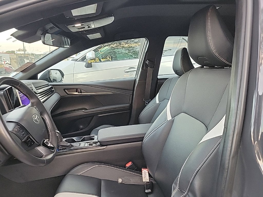 Used 2025 Toyota Camry SE FWD image 6