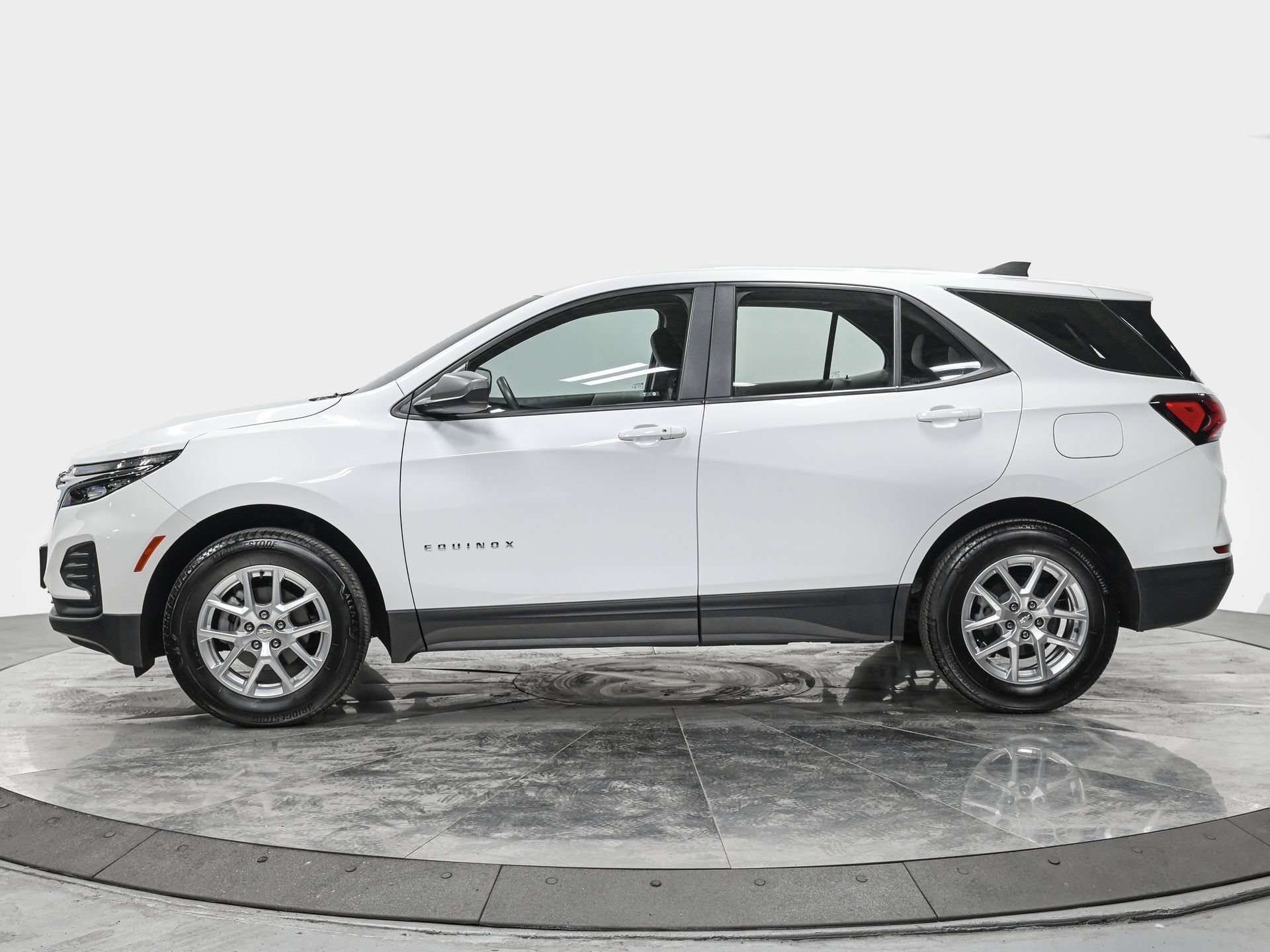 Used 2024 Chevrolet Equinox LS FWD image 2