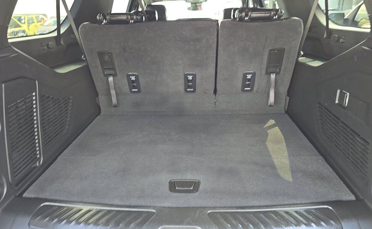 Used 2025 Chevrolet Suburban LS RWD image 10
