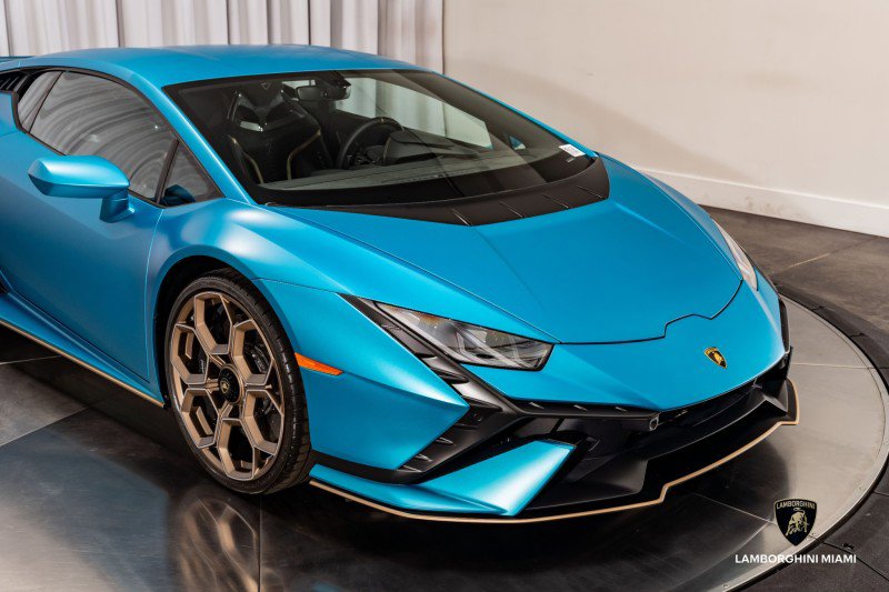 Used 2024 Lamborghini Huracan Tecnica image 2