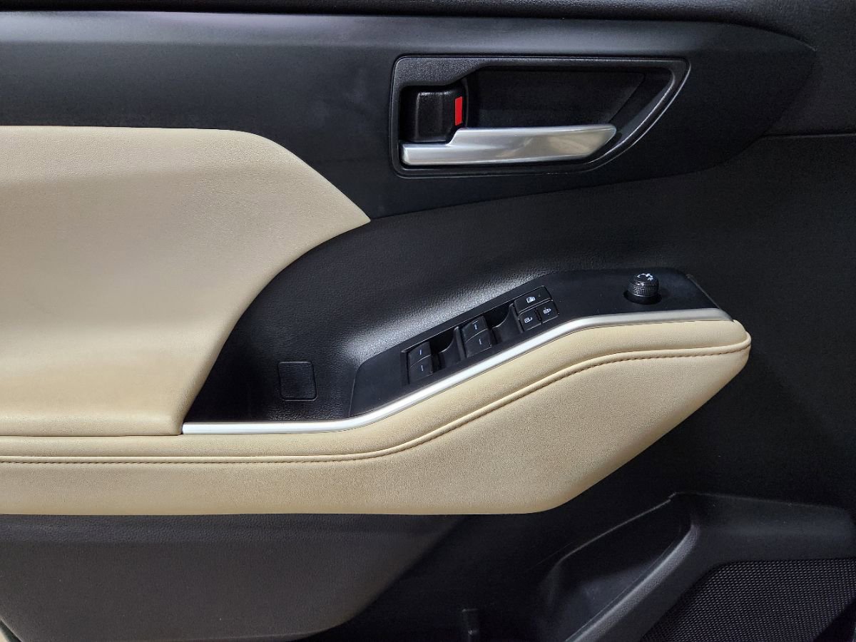 Used 2023 Toyota Highlander XLE FWD image 44