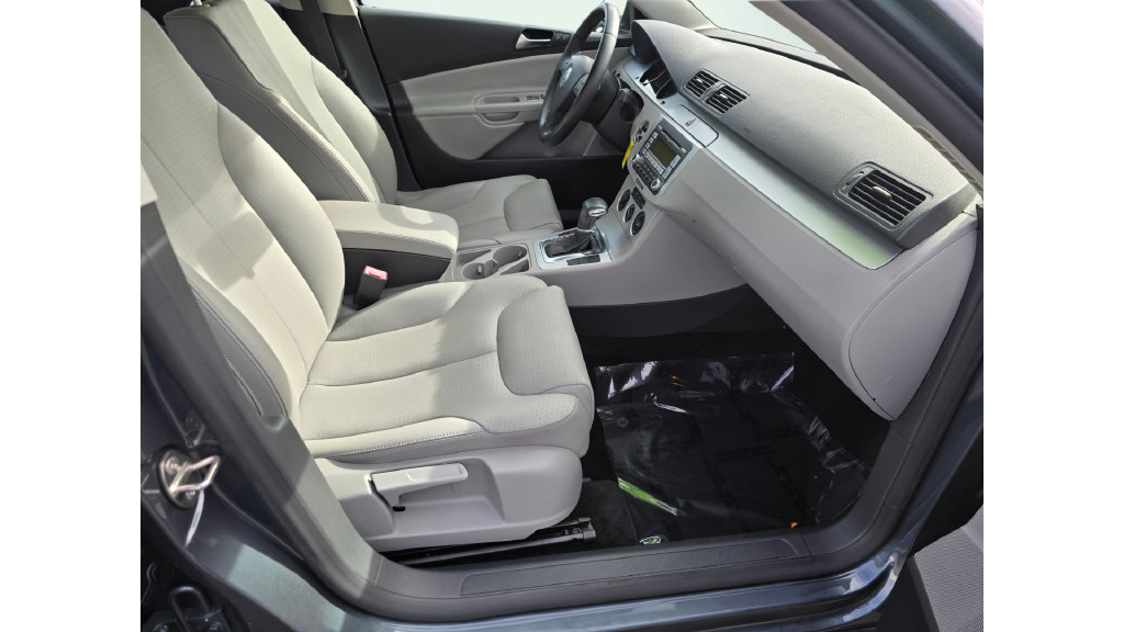 Used 2009 Volkswagen Passat Komfort FWD image 10