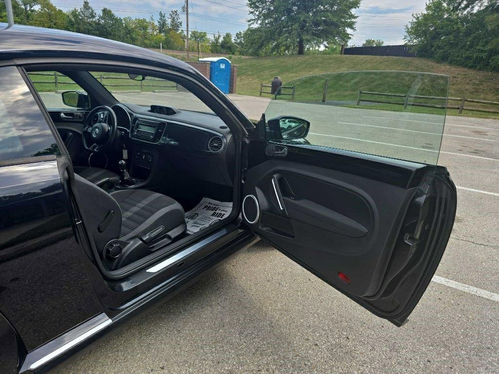 Used 2012 Volkswagen Beetle 2.0T image 18