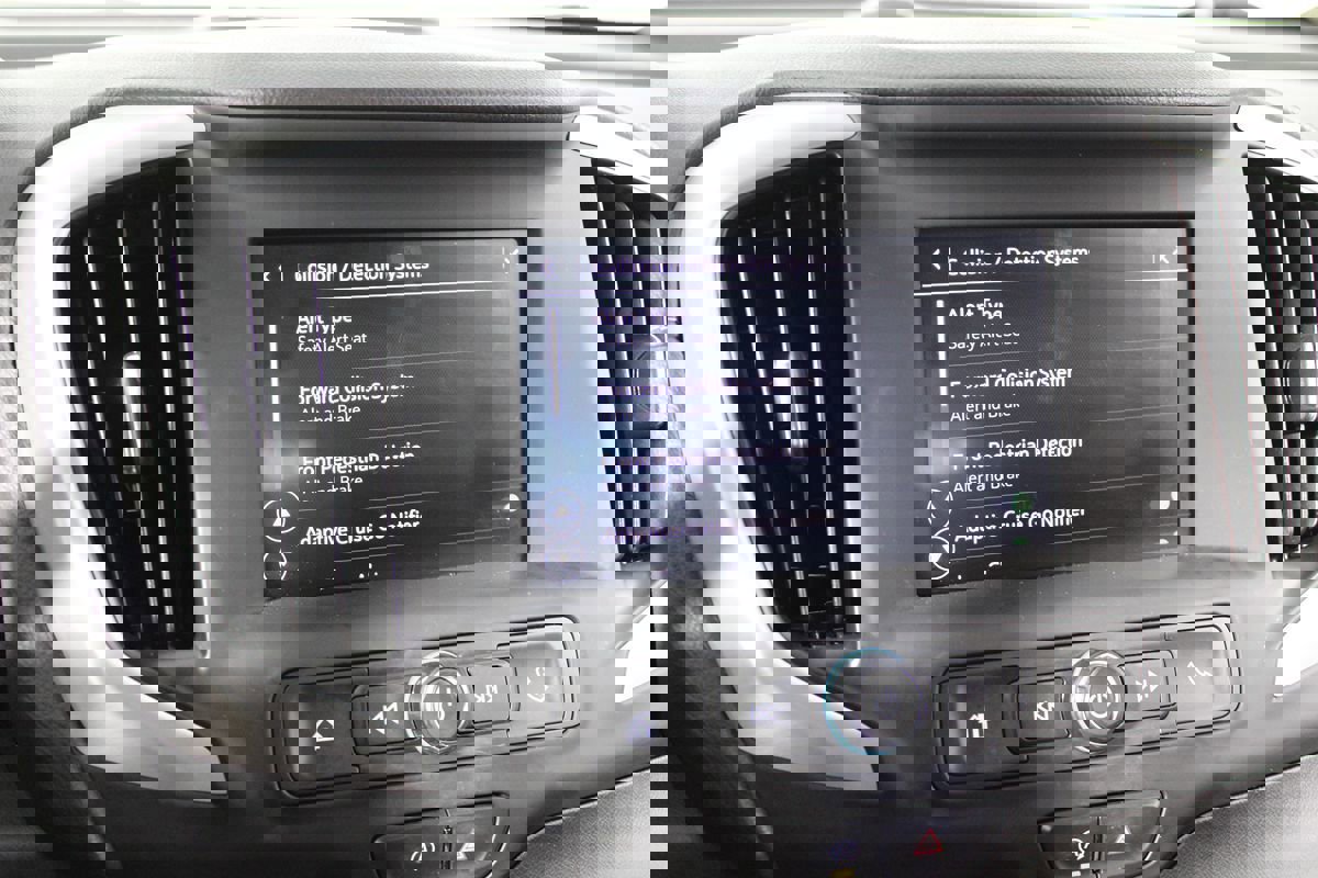 Used 2023 GMC Terrain SLE w/ Driver Convenience Package image 17