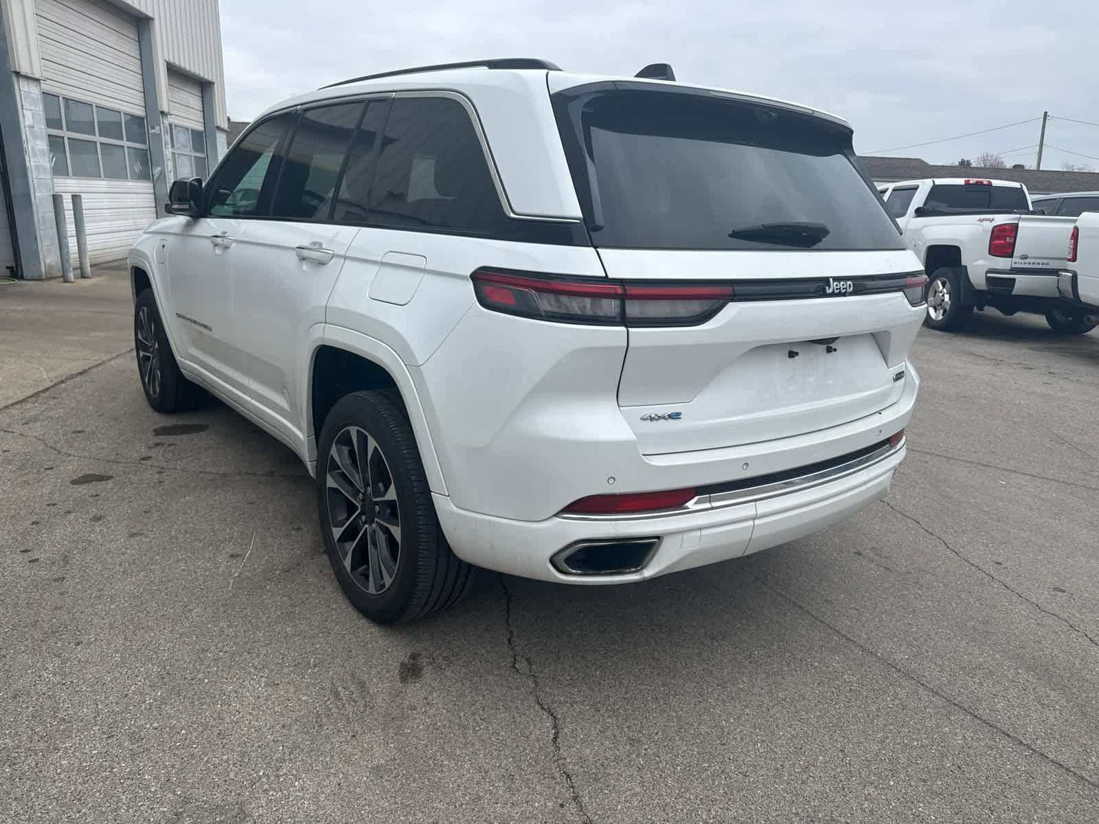 Used 2022 Jeep Grand Cherokee Overland w/ Luxury Tech Group IV image 3