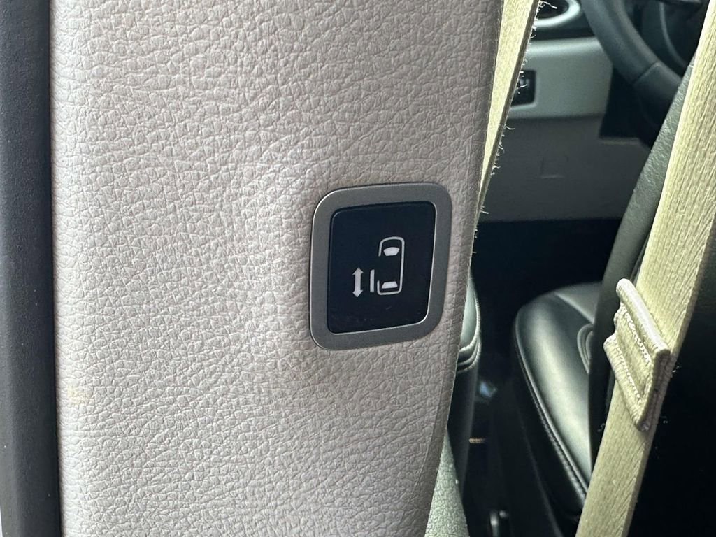 Used 2024 Chrysler Pacifica Touring-L image 12