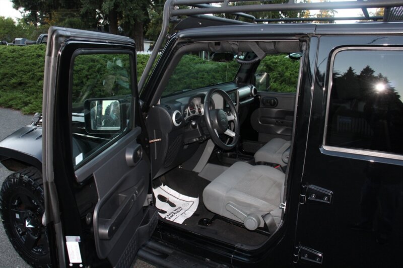 Used 2009 Jeep Wrangler Unlimited Sahara AWD/4WD image 5