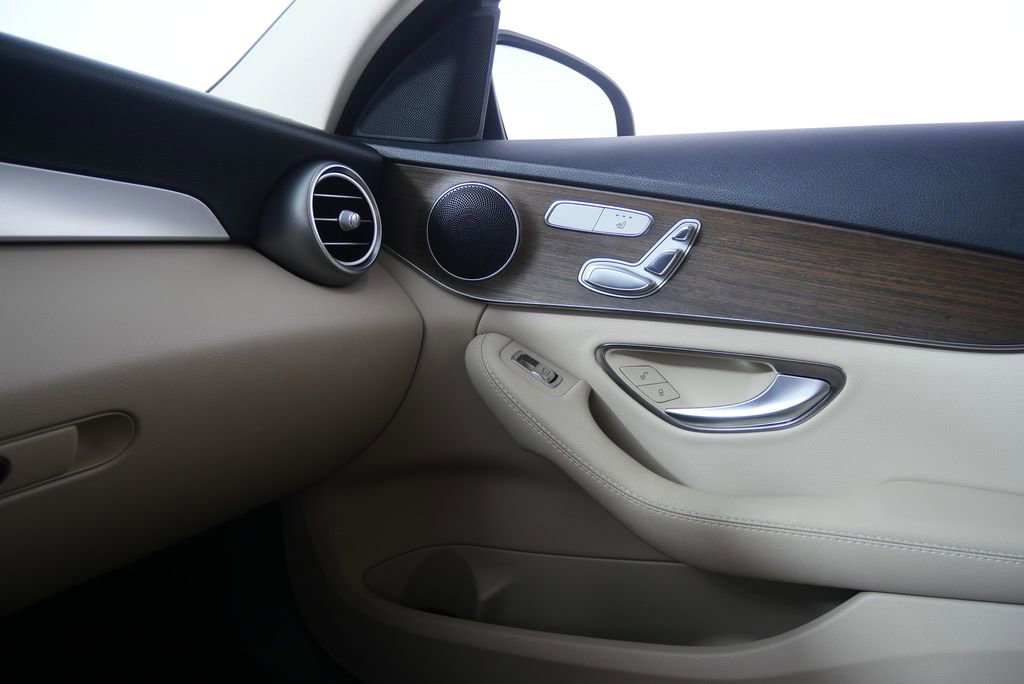 Used 2019 Mercedes-Benz C 300 4MATIC Sedan image 23