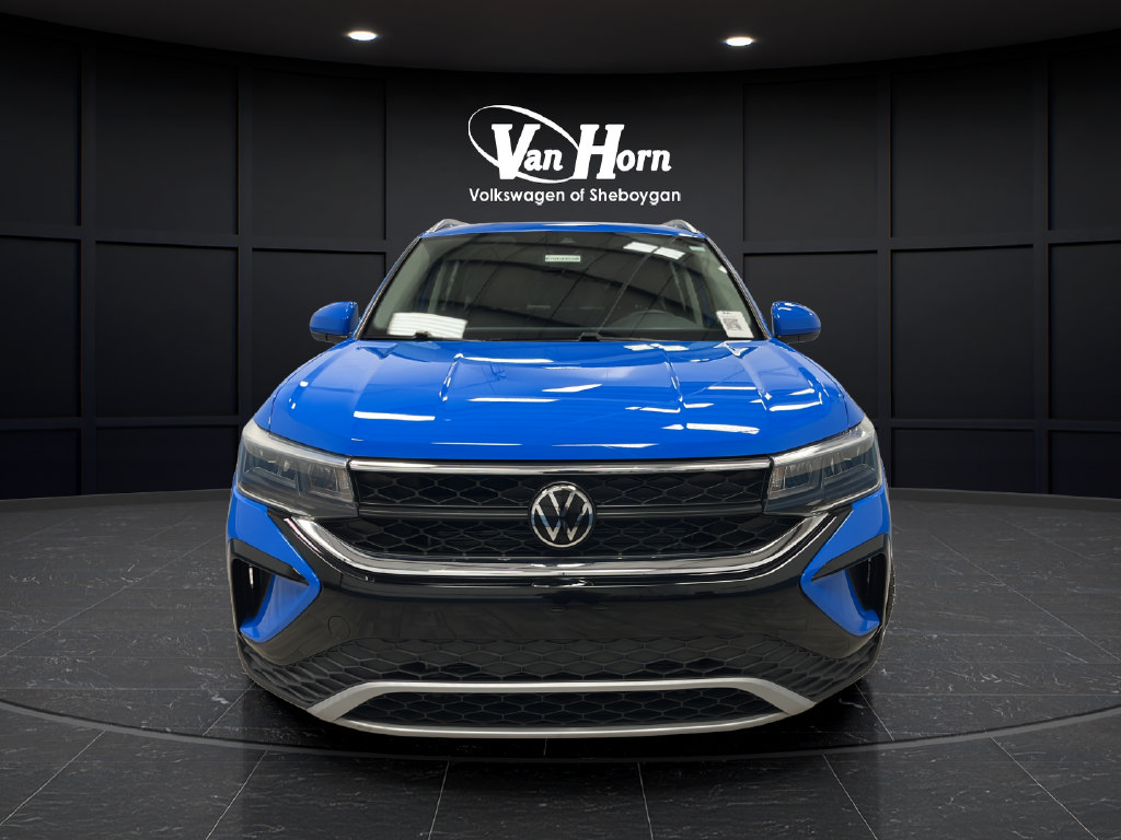 Used 2023 Volkswagen Taos SE w/ Panoramic Sunroof Package AWD/4WD image 2