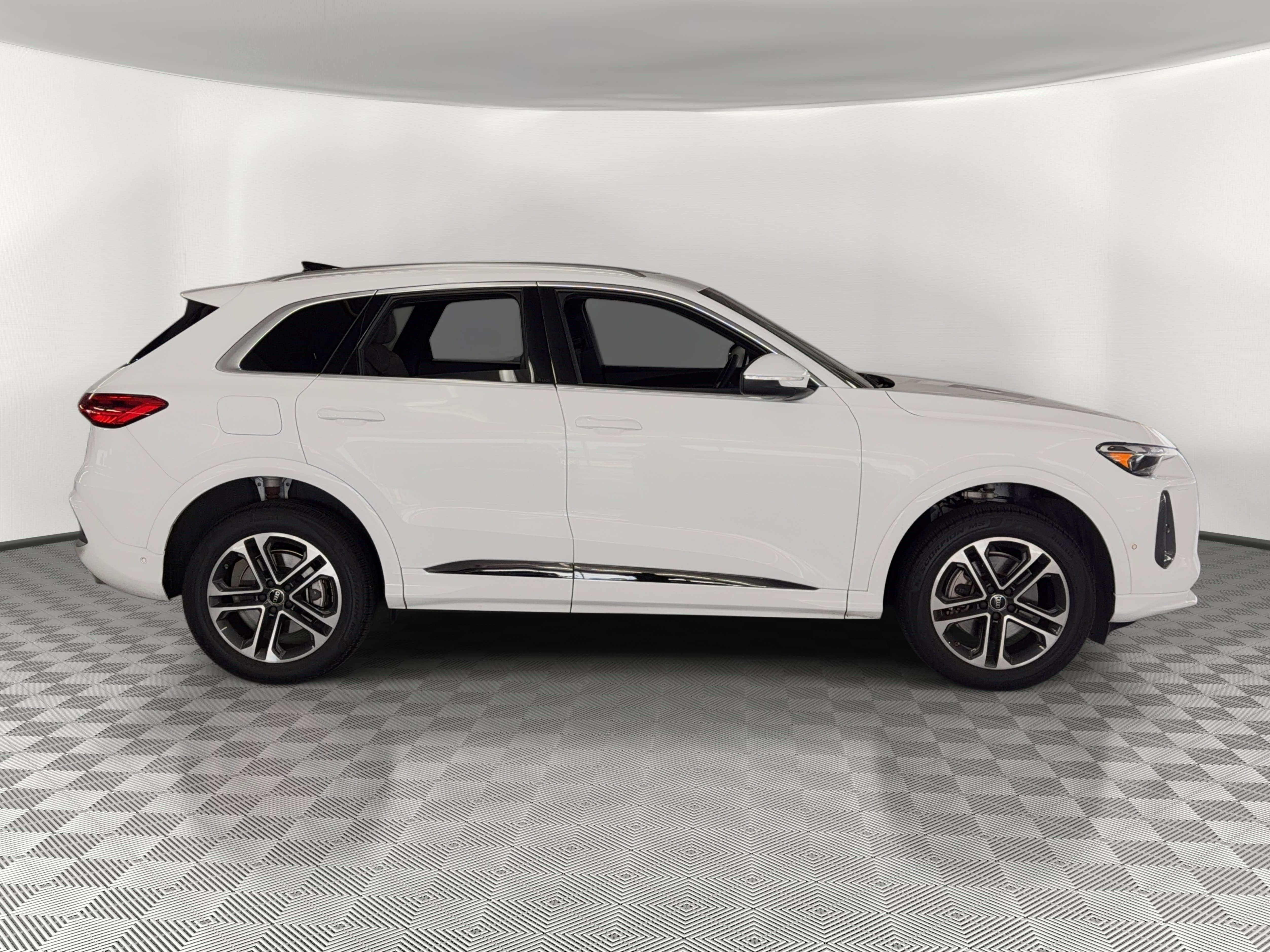 Used 2025 Audi Q5 Premium w/ Convenience Package AWD/4WD image 8