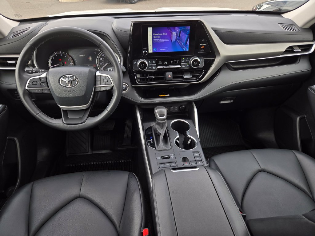 Used 2024 Toyota Highlander XLE AWD/4WD image 16