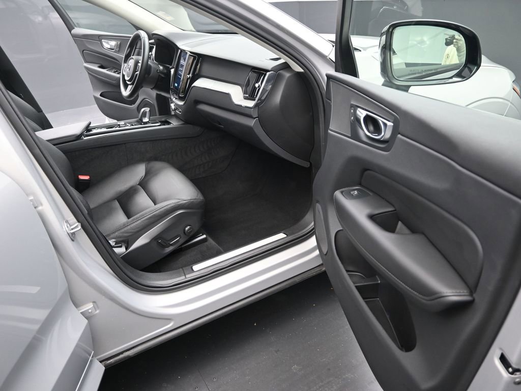 Used 2025 Volvo XC60 B5 Plus image 14