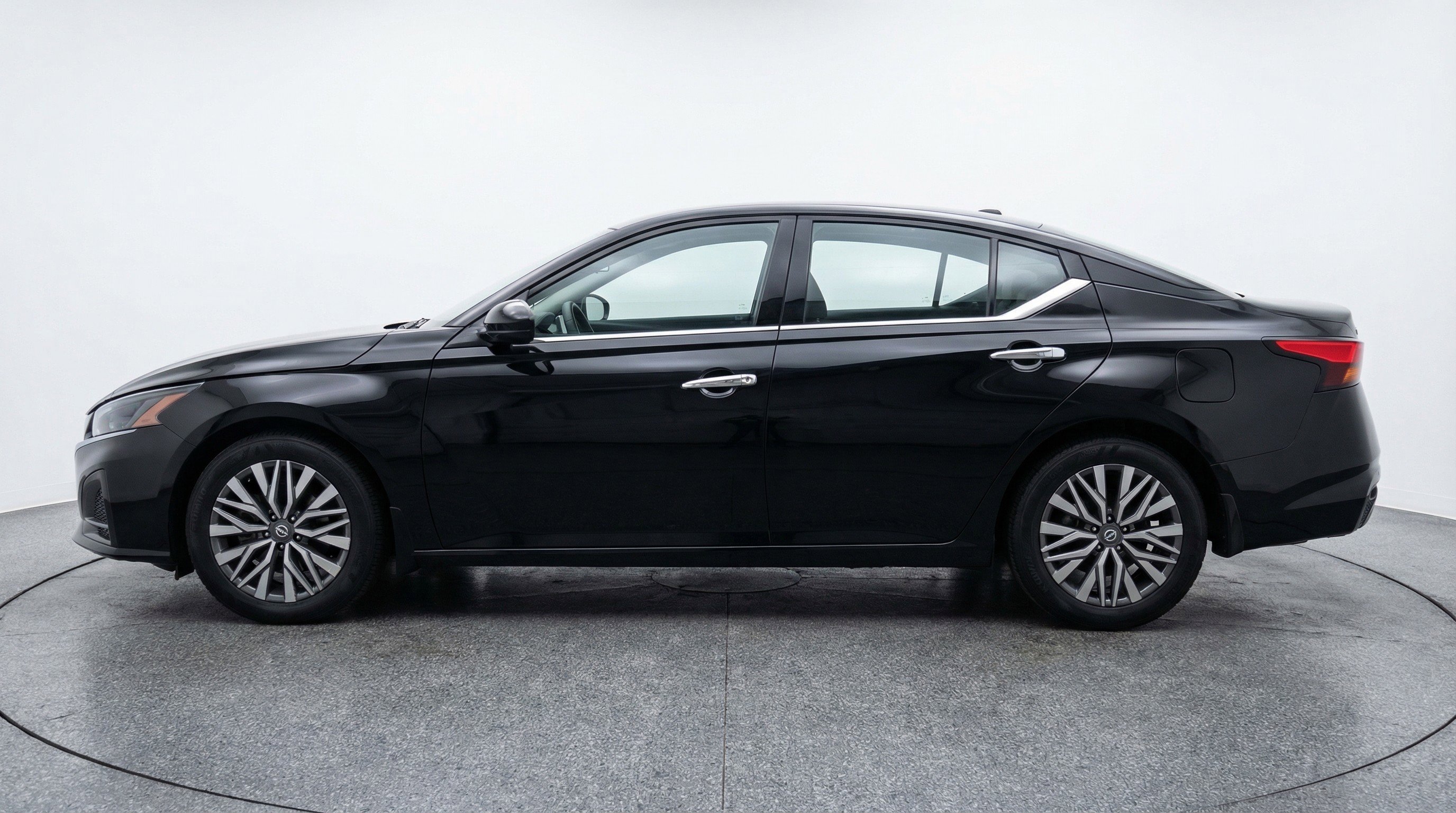 Used 2025 Nissan Altima 2.5 SV FWD image 5