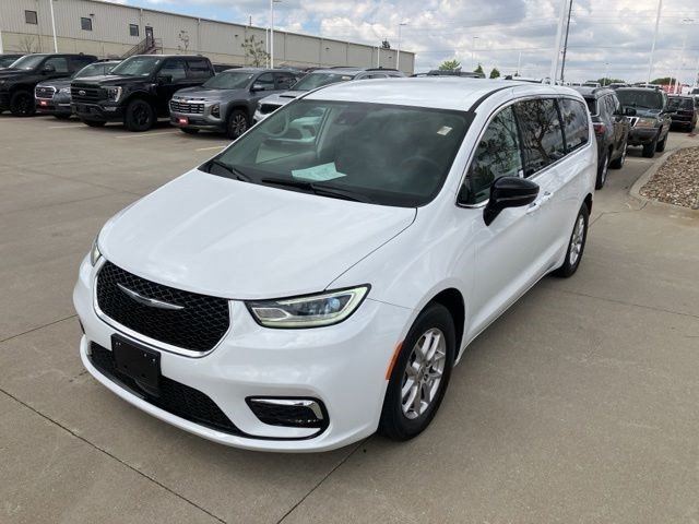 Used 2024 Chrysler Pacifica Touring-L FWD image 3