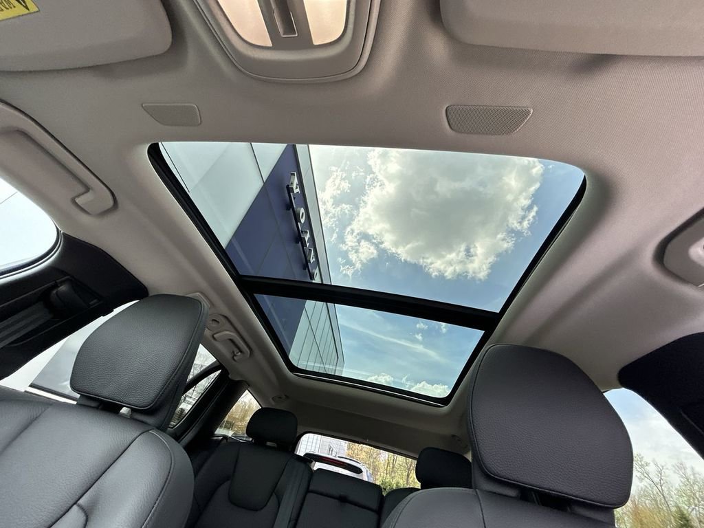 Used 2025 Volvo V60 B5 Cross Country Plus image 24