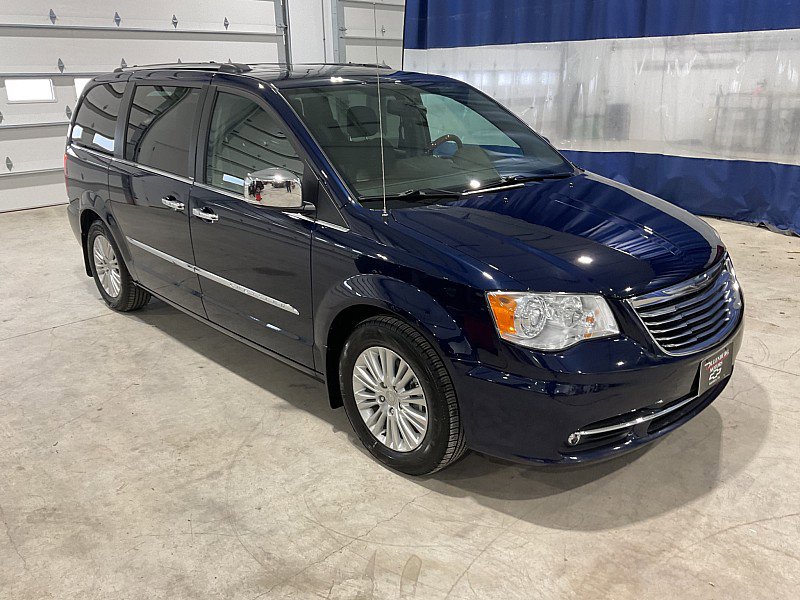 Used 2014 Chrysler Town & Country Limited w/ Luxury Group image 4