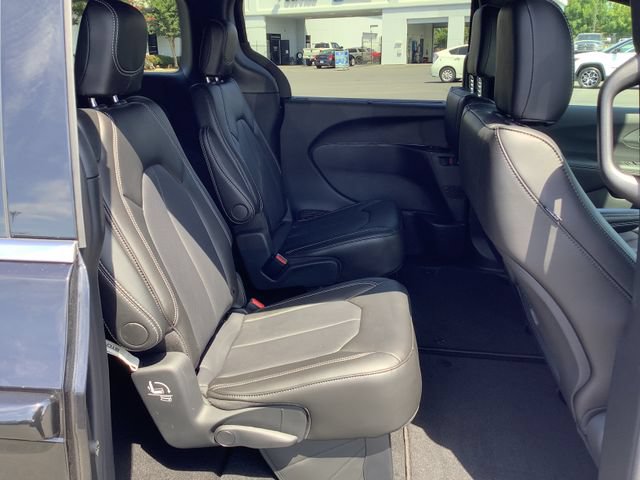 Used 2025 Chrysler Voyager LX FWD image 32