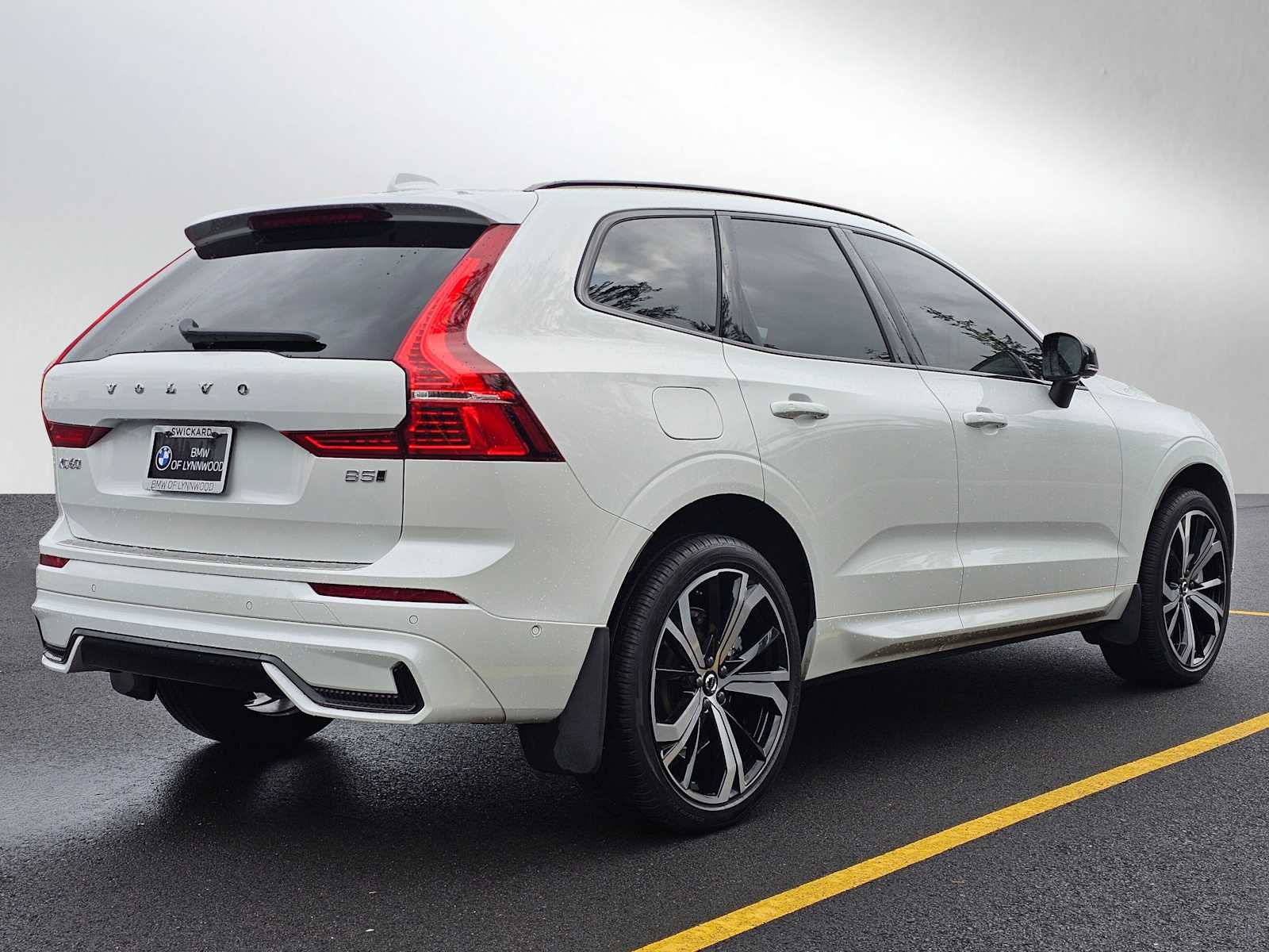 Used 2024 Volvo XC60 B5 Ultimate w/ Protection Package Premier image 3