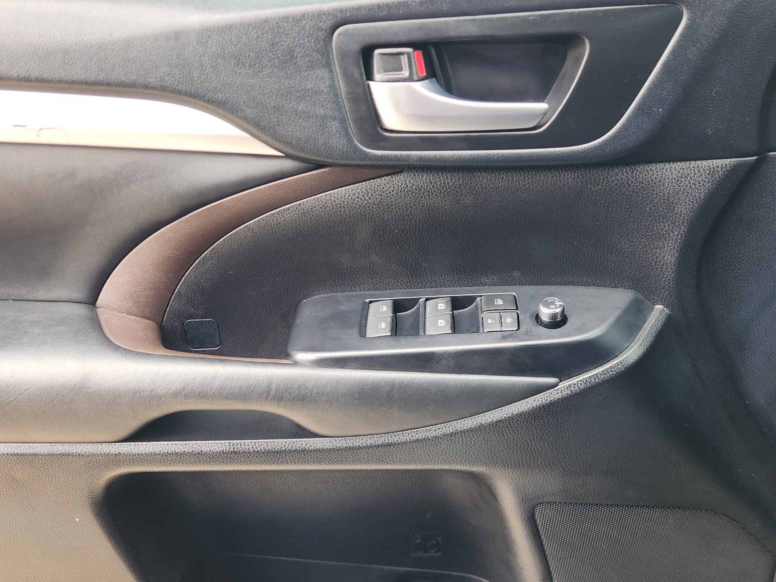 Used 2019 Toyota Highlander XLE AWD/4WD image 26
