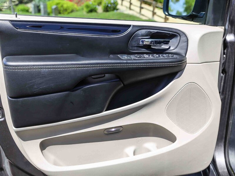 Used 2018 Dodge Grand Caravan SXT FWD image 29