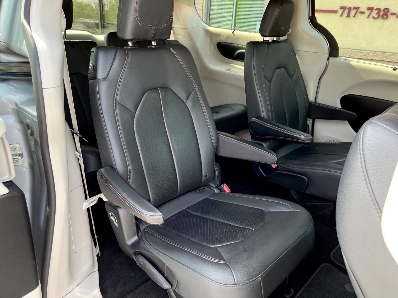 Used 2020 Chrysler Pacifica Touring-L image 11