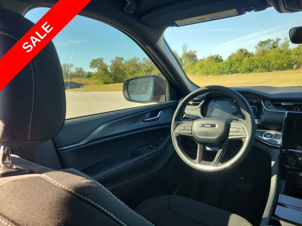 New 2025 Jeep Grand Cherokee Laredo w/ Luxury Tech Group I image 15