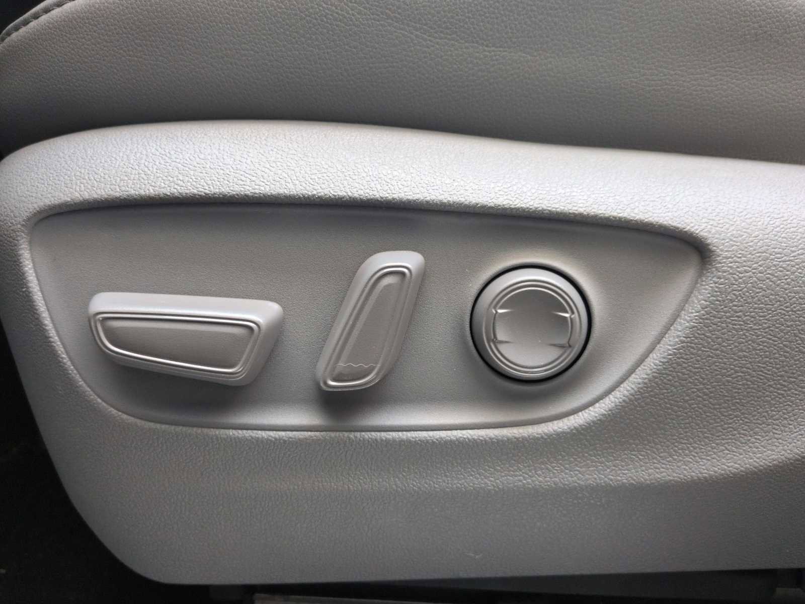 Used 2021 Toyota Highlander Limited image 18