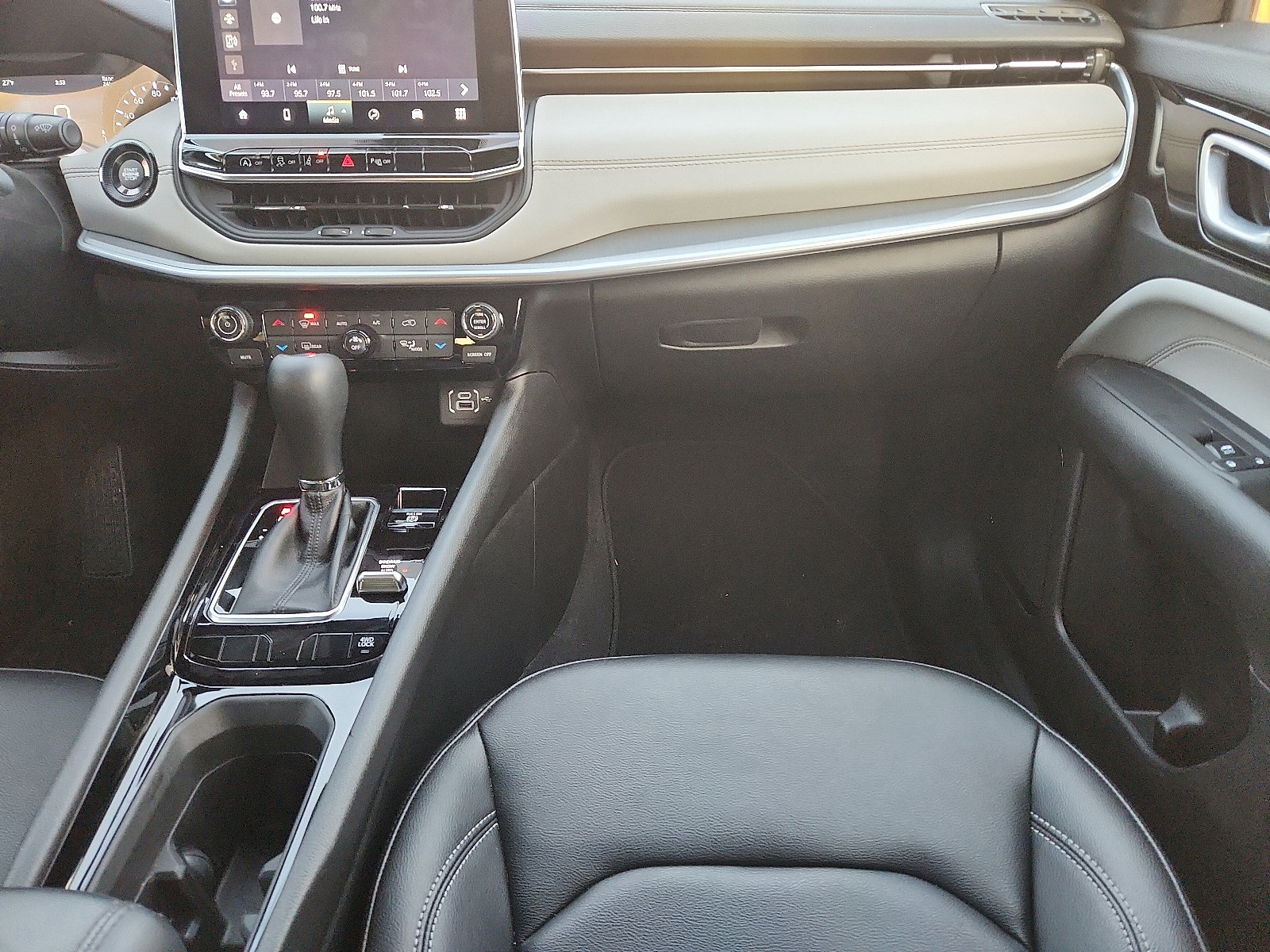 Used 2025 Jeep Compass Limited image 11