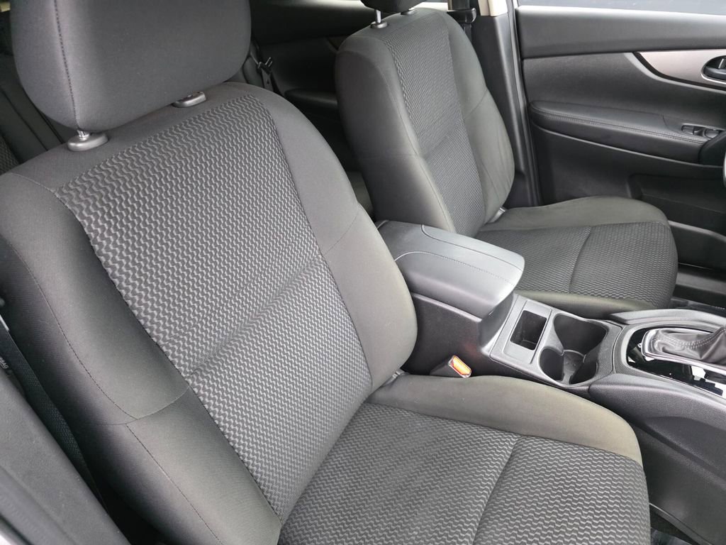 Used 2021 Nissan Rogue Sport S image 26