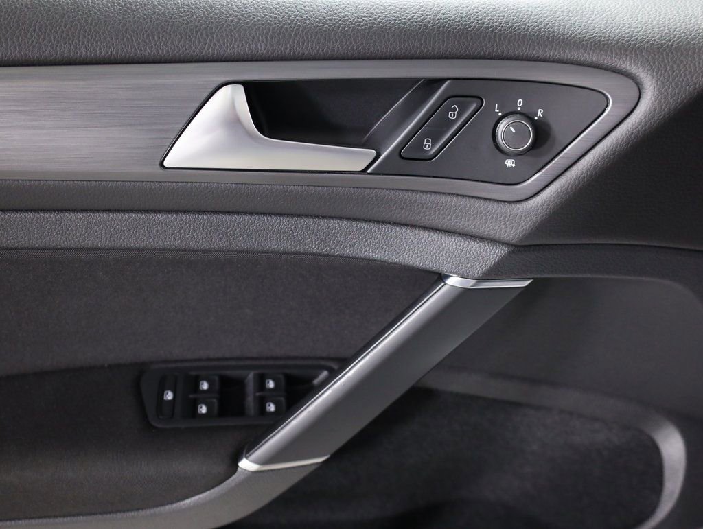 Used 2018 Volkswagen Golf S image 10