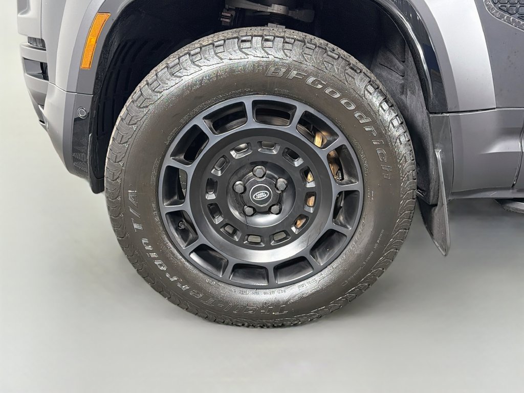 Used 2025 Land Rover Defender 110 AWD/4WD image 33