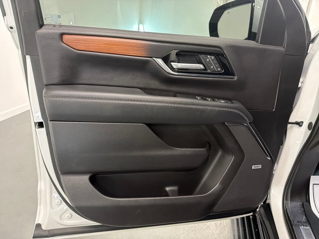 Used 2025 GMC Yukon Denali w/ Sun & Power Step Package AWD/4WD image 13