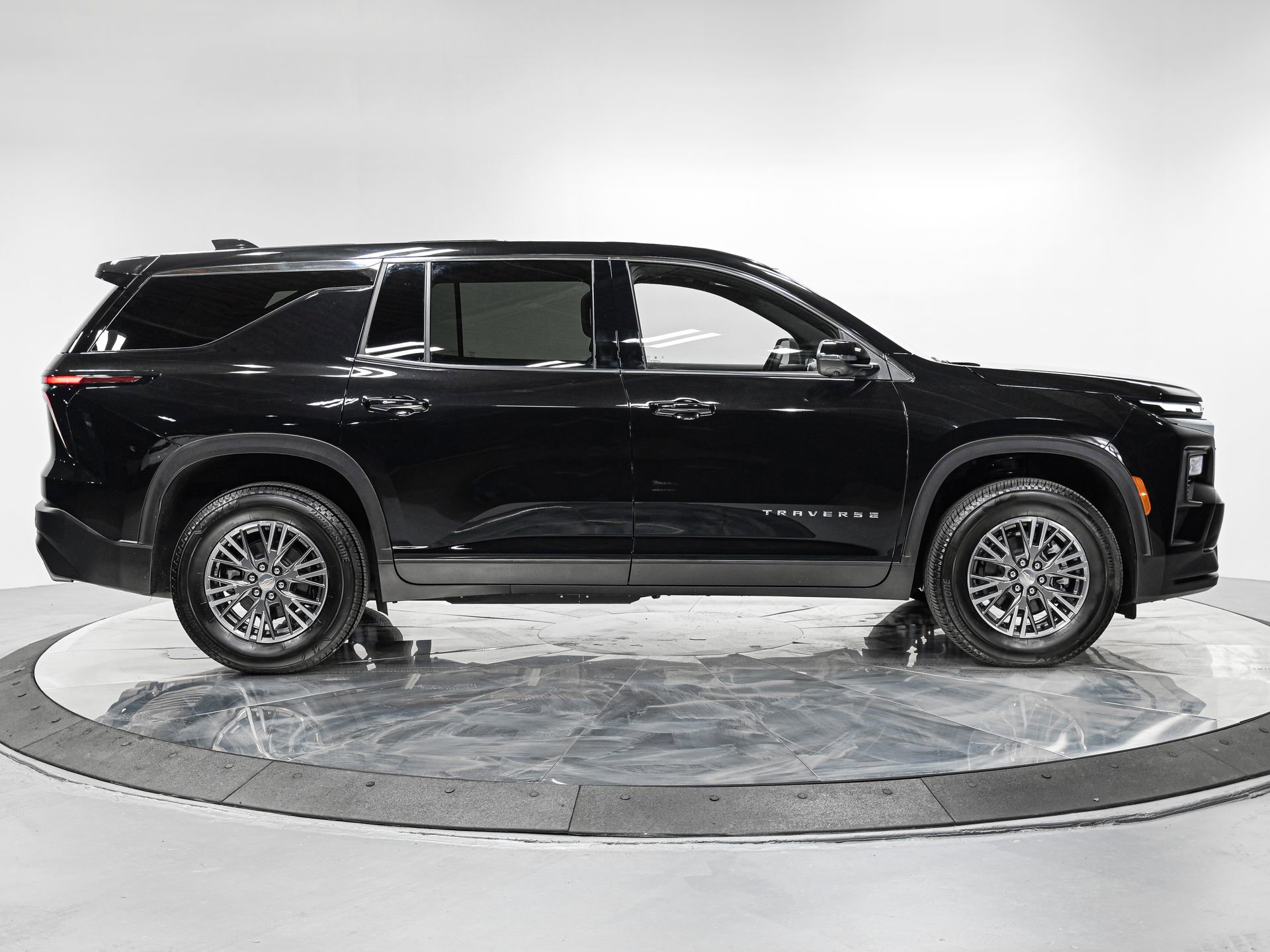 Used 2024 Chevrolet Traverse LS FWD image 8
