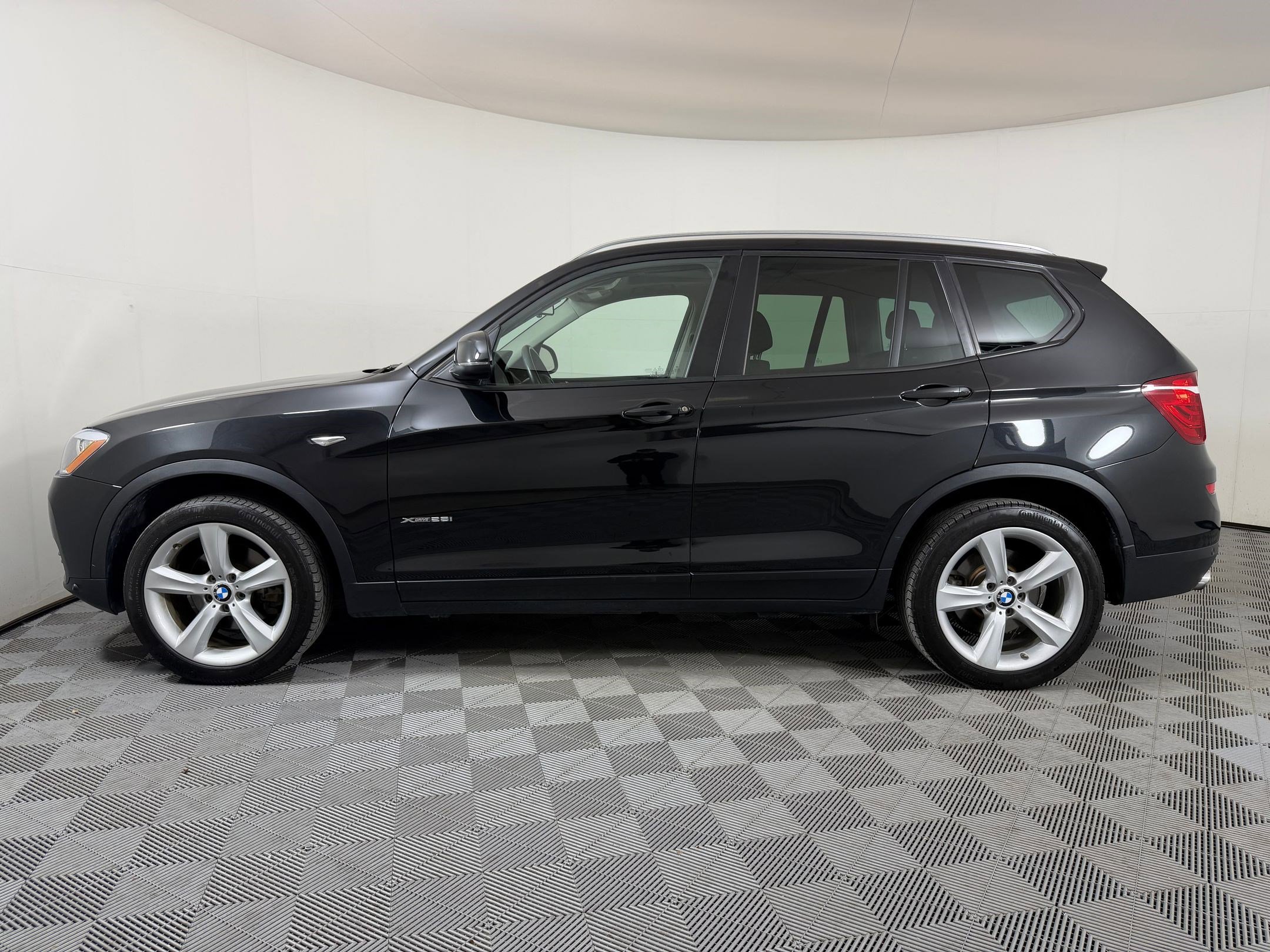 Used 2017 BMW X3 xDrive28i image 2