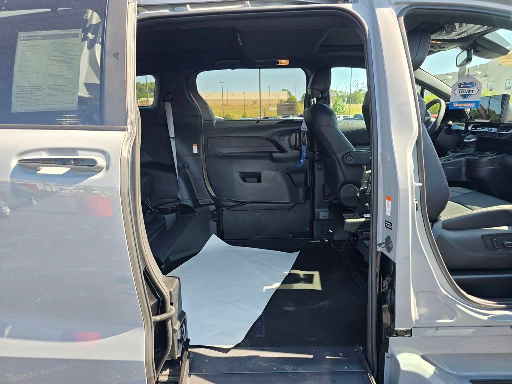 Used 2025 Toyota Sienna XSE w/ XSE Plus Package FWD image 24