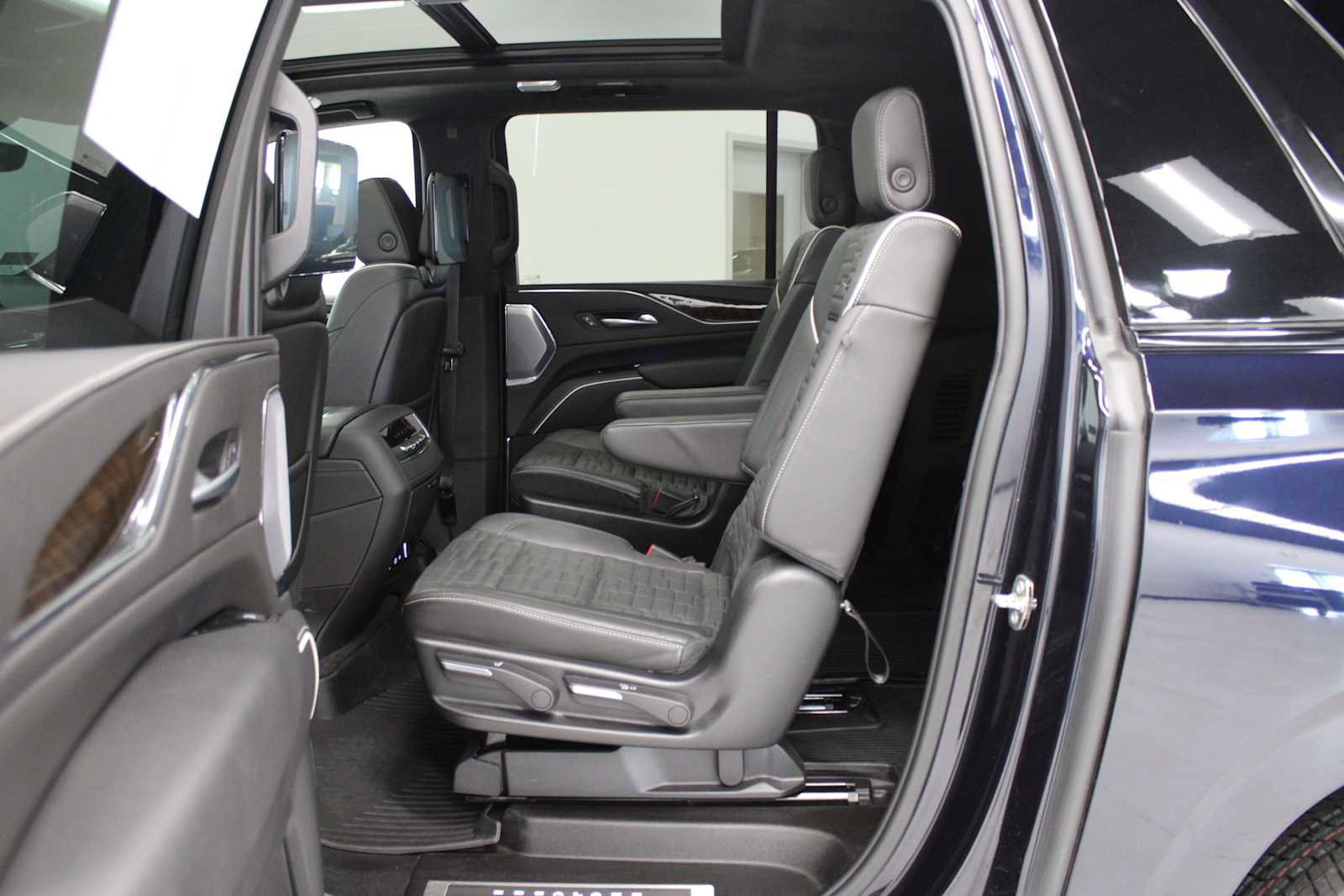 Certified 2024 Cadillac Escalade ESV Sport Platinum w/ LPO, ONYX Package image 51