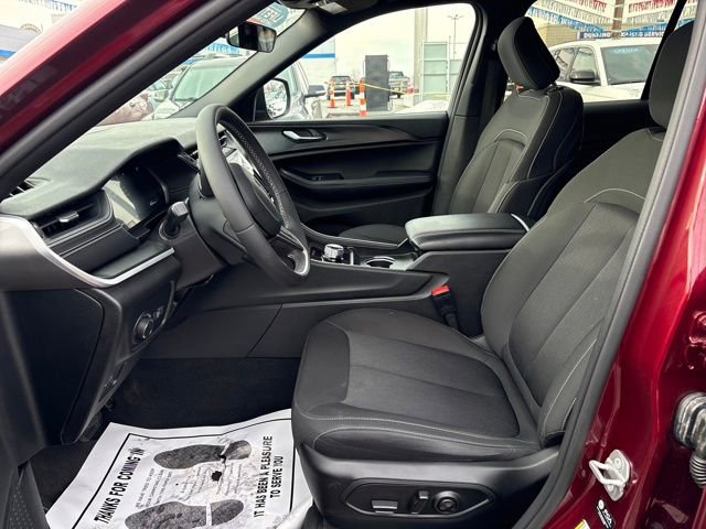 Used 2025 Jeep Grand Cherokee Laredo image 15