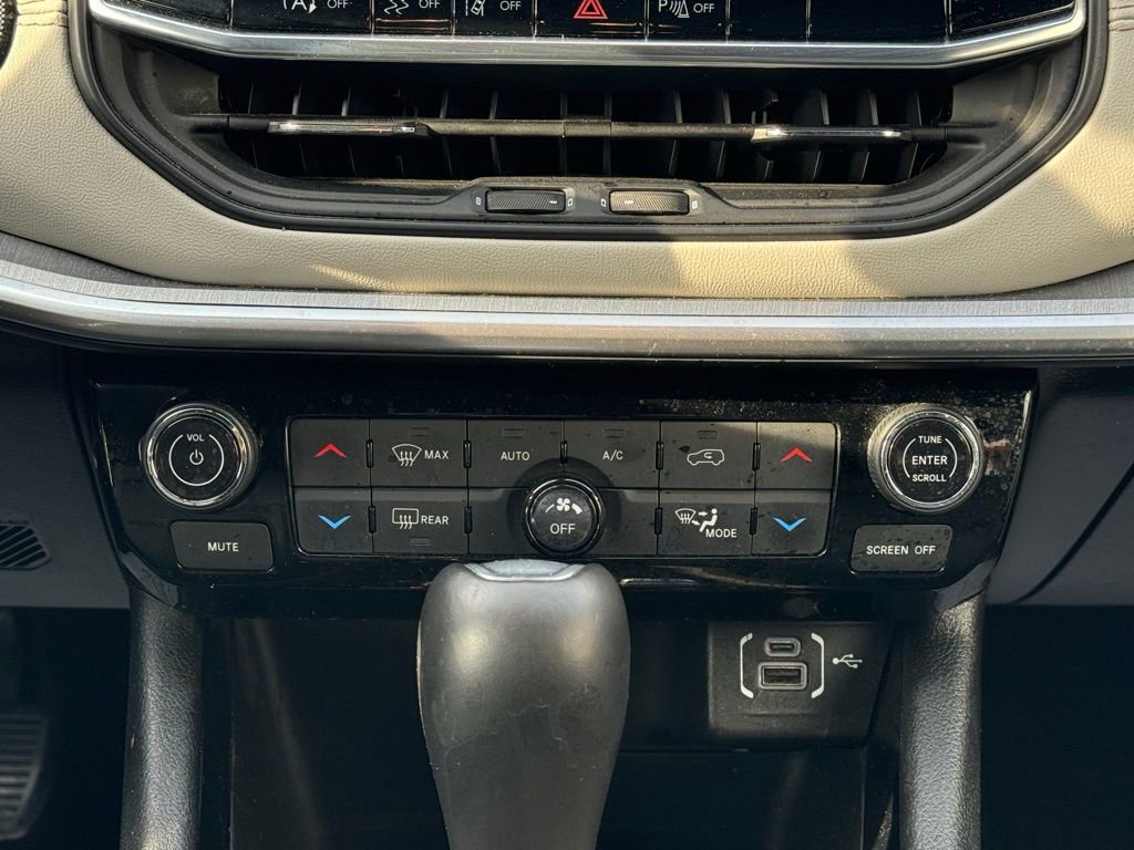 Used 2025 Jeep Compass Limited image 40