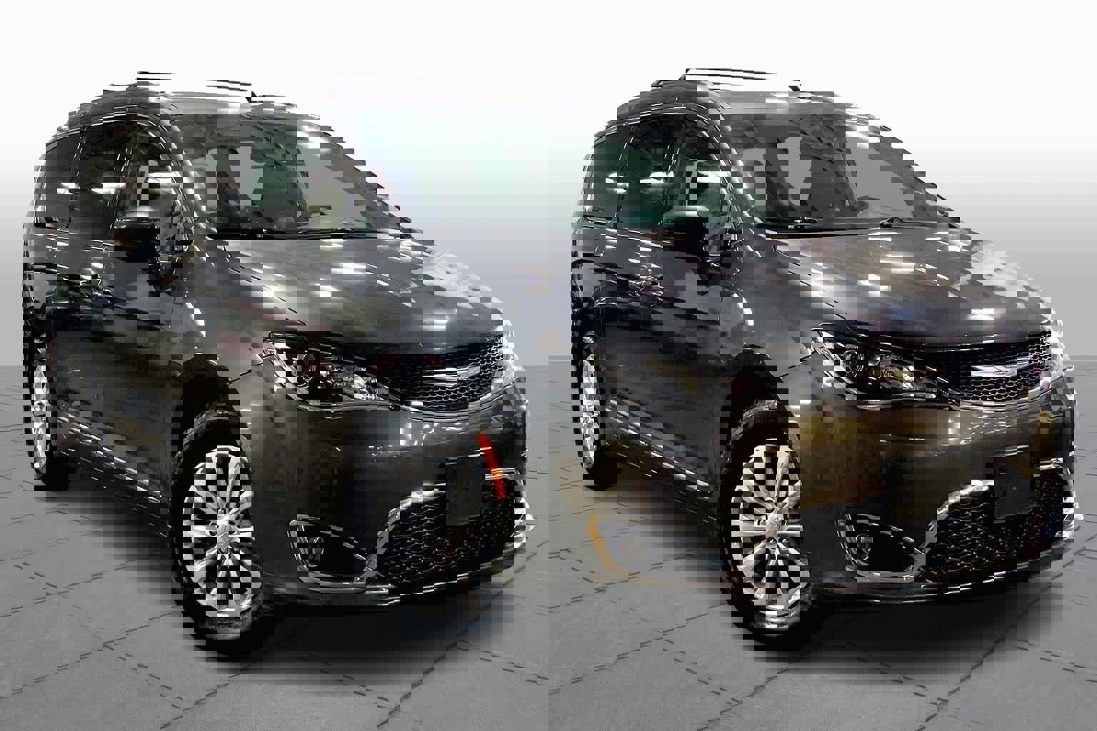 Used 2018 Chrysler Pacifica Touring-L image 3