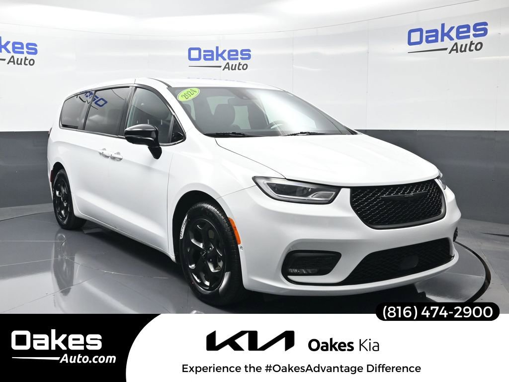 Used 2024 Chrysler Pacifica Select image 1