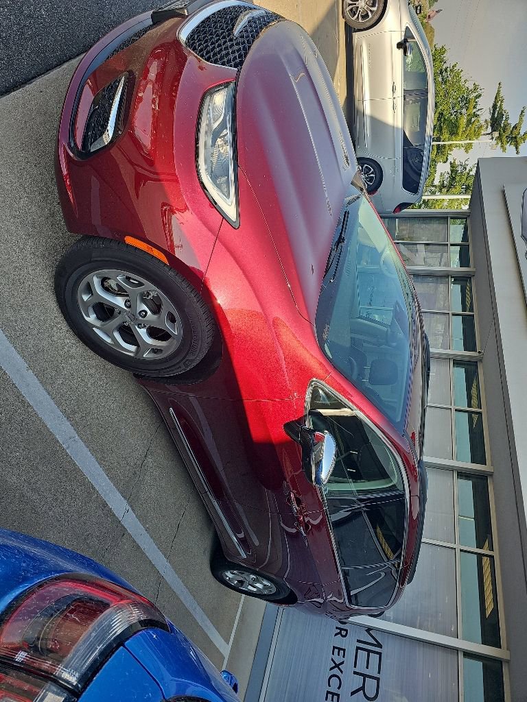 Used 2023 Chrysler Pacifica Limited w/ Uconnect Theater Family Group FWD image 2