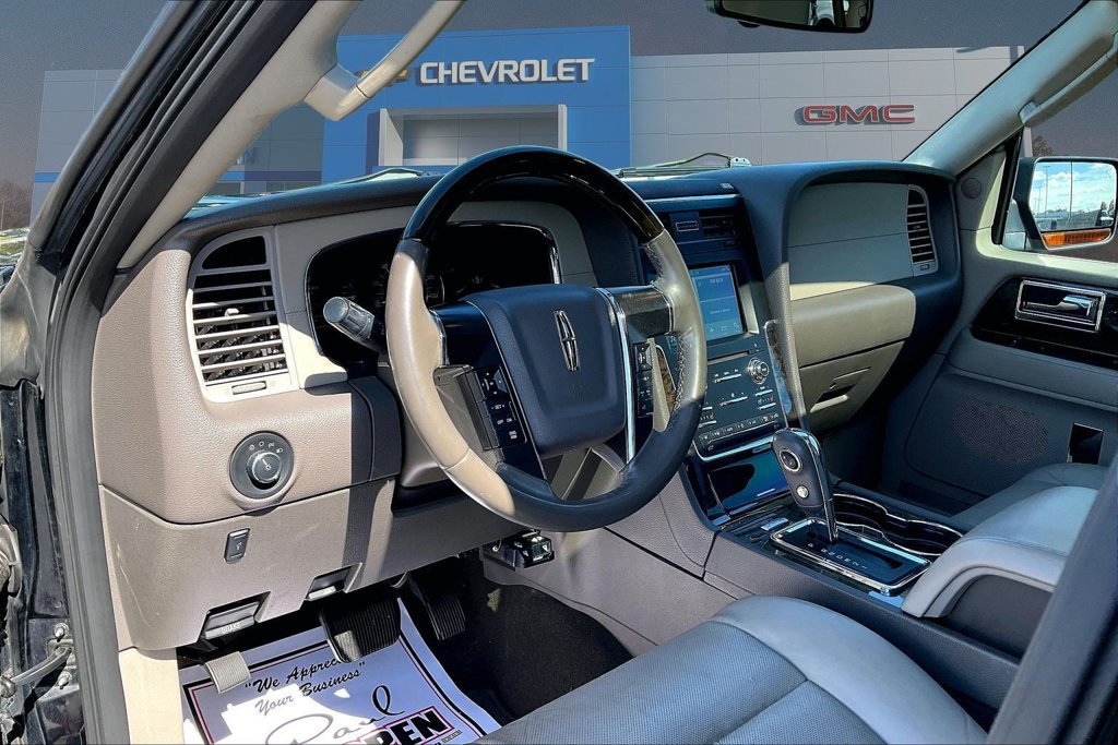 Used 2016 Lincoln Navigator L Select RWD image 19