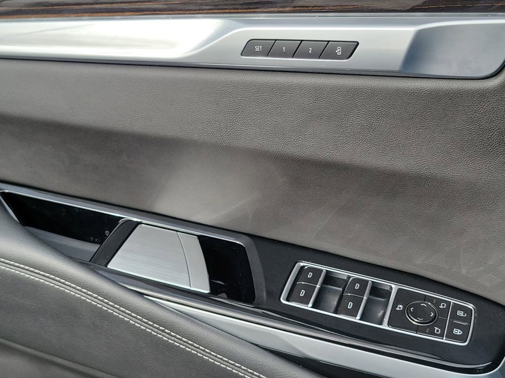 Used 2025 Cadillac Escalade ESV Luxury RWD image 16
